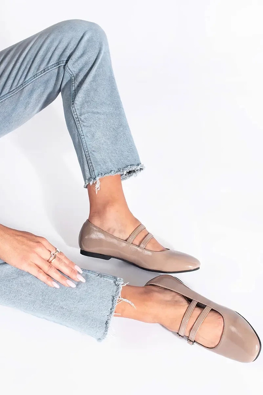 Beige lackiert Ballerinas mit Verschluss Beige lackiert Ballerinas mit Verschluss