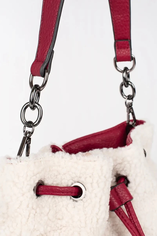 Rote elegante Handtasche mit Pelz Rote elegante Handtasche mit Pelz