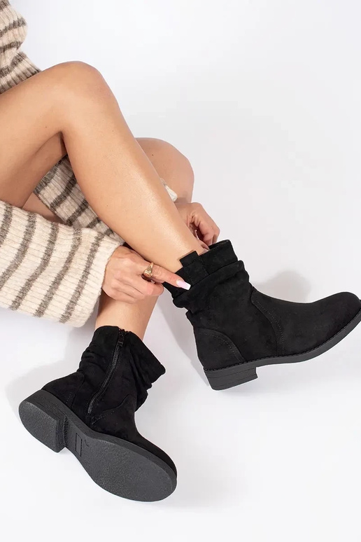 Schwarze Wildlederstiefel im Cowboy-Stil