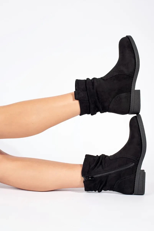 Schwarze Wildlederstiefel im Cowboy-Stil