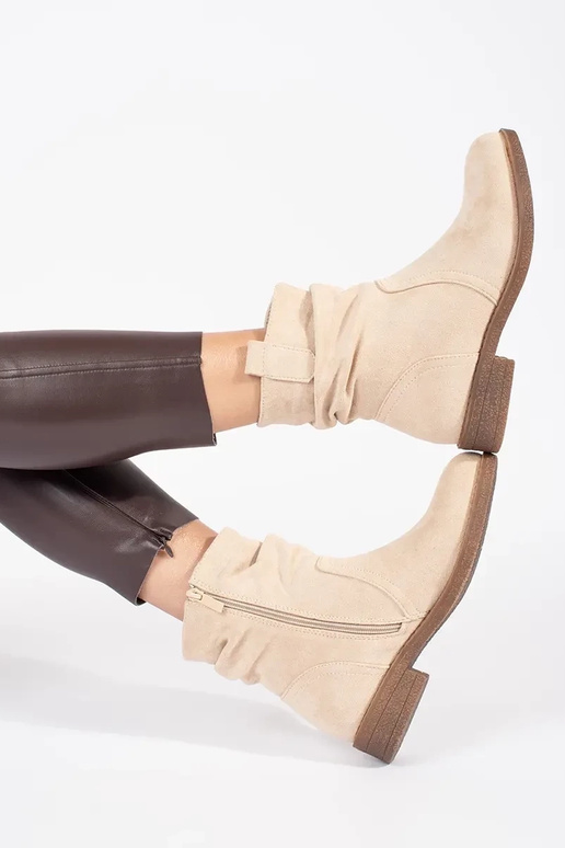 Beigefarbene Cowboystiefel