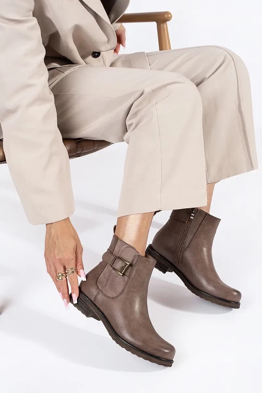 braune Damenschuhe mit niedrigem Absatz