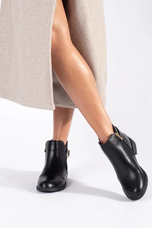 Schwarze Damenschuhe mit goldenen...