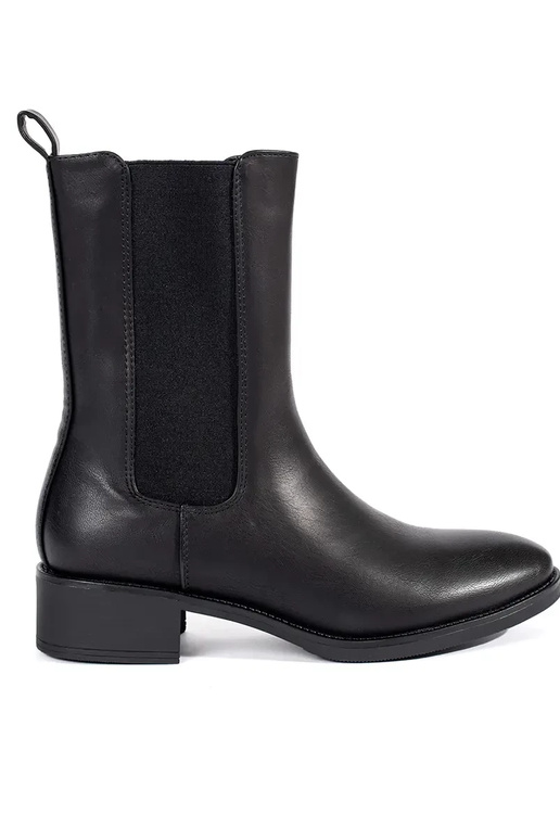 schwarze Damenschuhe auf einem...