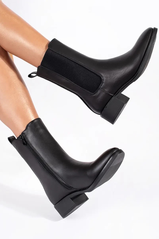 schwarze Damenschuhe auf einem...