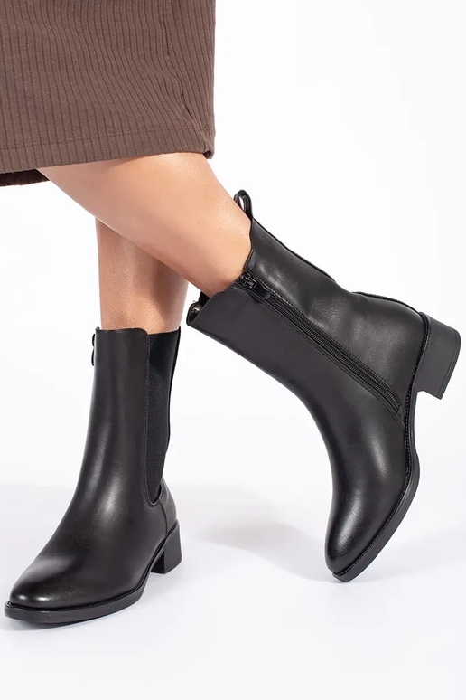 schwarze Damenschuhe auf einem...