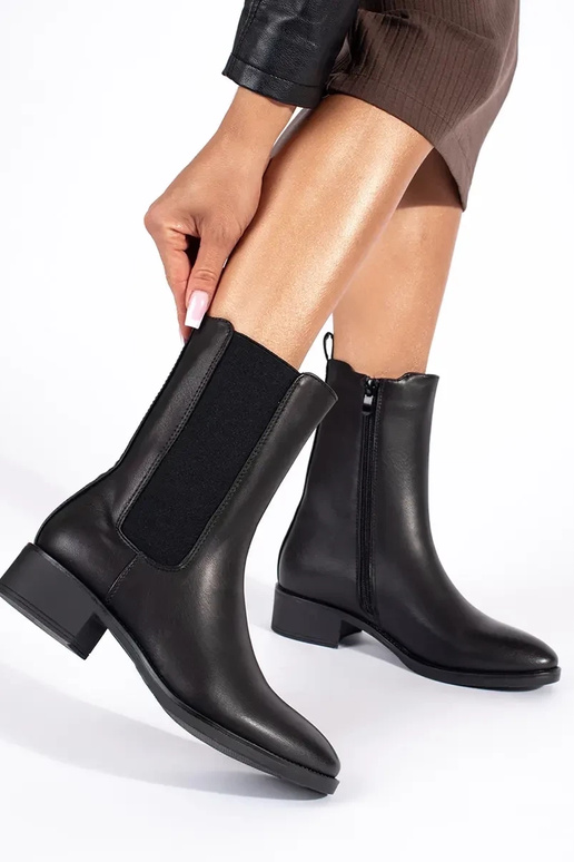 schwarze Damenschuhe auf einem...