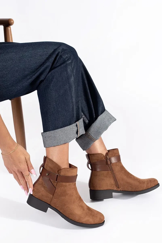 Damenschuhe aus braunem Wildleder Damenschuhe aus braunem Wildleder