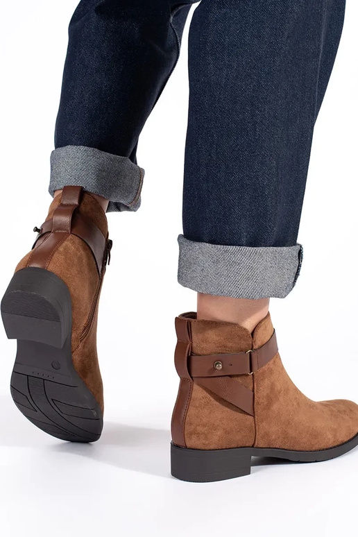 Damenschuhe aus braunem Wildleder Damenschuhe aus braunem Wildleder