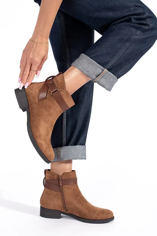 Damenschuhe aus braunem Wildleder Damenschuhe aus braunem Wildleder