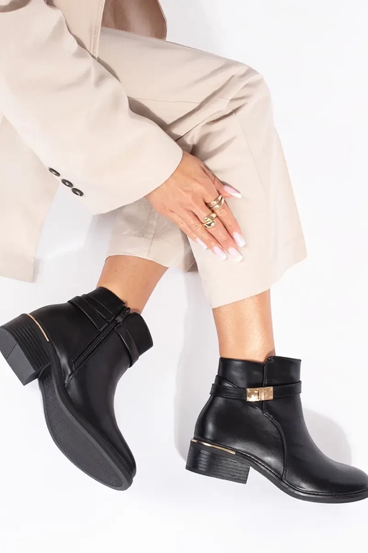 schwarze Damenschuhe mit goldenen... schwarze Damenschuhe mit goldenen...