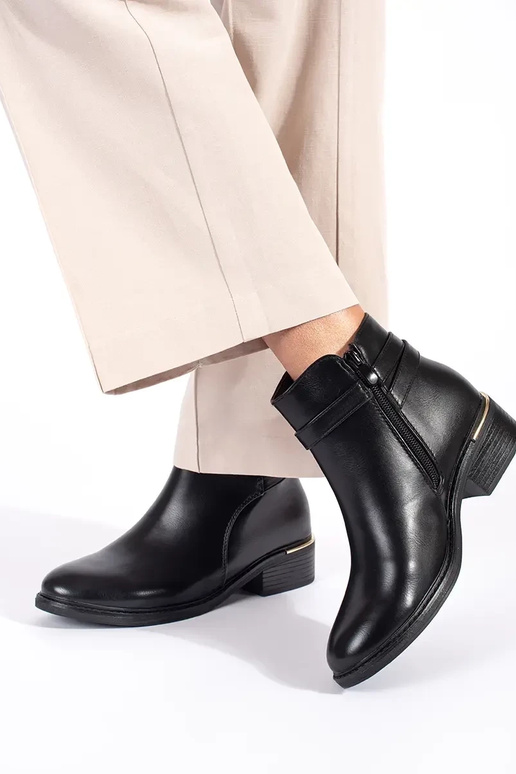 schwarze Damenschuhe mit goldenen... schwarze Damenschuhe mit goldenen...