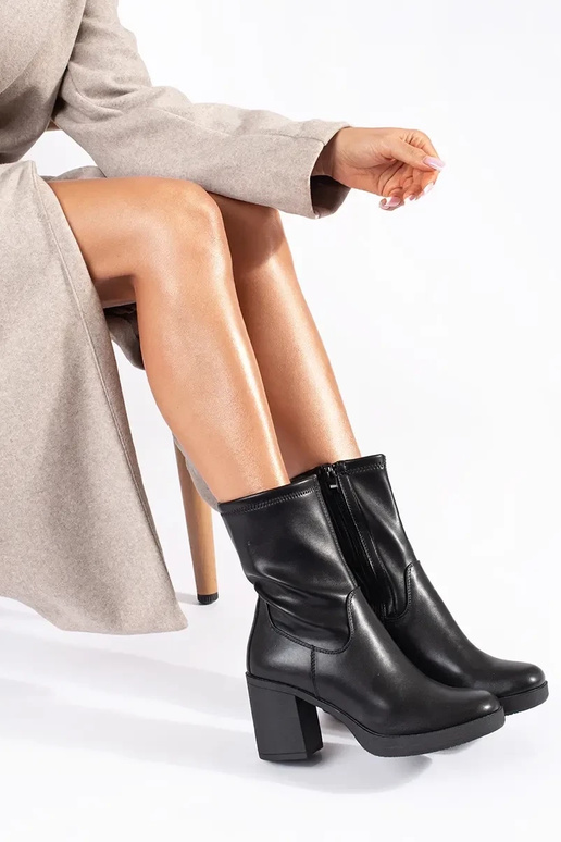 schwarze Damenschuhe mit Absatz von... schwarze Damenschuhe mit Absatz von...