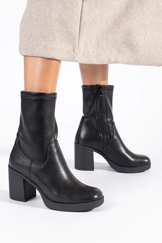 schwarze Damenschuhe mit Absatz von... schwarze Damenschuhe mit Absatz von...