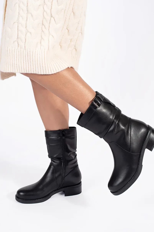 Isolierte Damenschuhe aus schwarzem... Isolierte Damenschuhe aus schwarzem...