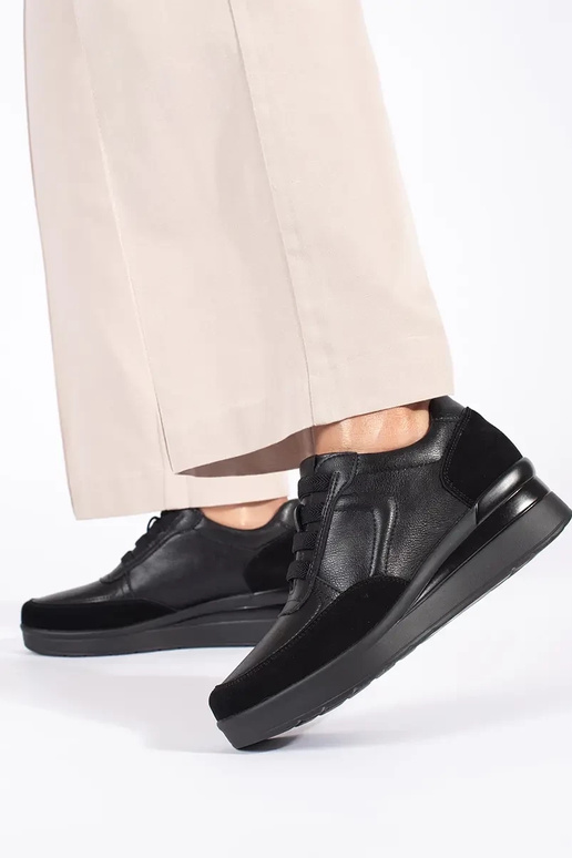 Damen-Keilabsatzschuhe aus schwarzem... Damen-Keilabsatzschuhe aus schwarzem...