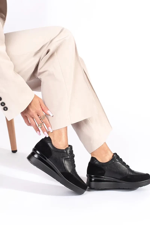 Damen-Keilabsatzschuhe aus schwarzem... Damen-Keilabsatzschuhe aus schwarzem...