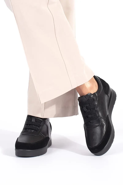 Damen-Keilabsatzschuhe aus schwarzem... Damen-Keilabsatzschuhe aus schwarzem...