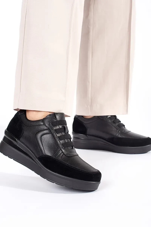 Damen-Keilabsatzschuhe aus schwarzem... Damen-Keilabsatzschuhe aus schwarzem...