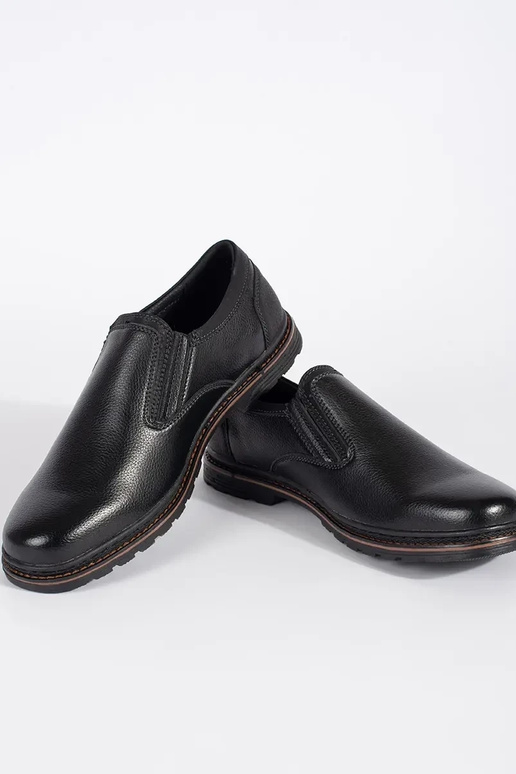 Turnschuhe mit schwarzem Verschluss