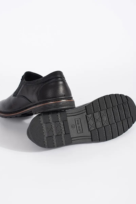 Turnschuhe mit schwarzem Verschluss