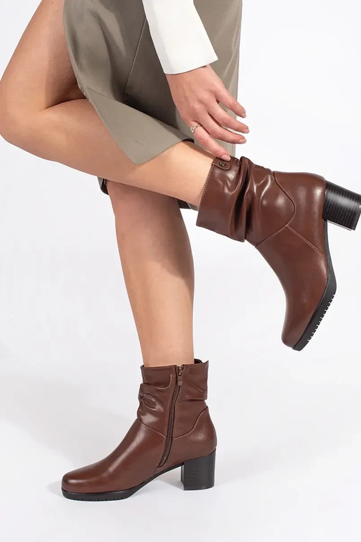 braune Farbe Haut Frauen Schuhe an...