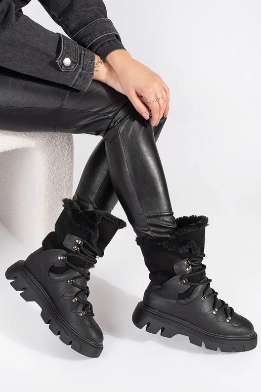 schZuarze Farbe geschnürt...