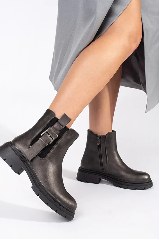 Dunkelbraune Schuhe mit Schnallen