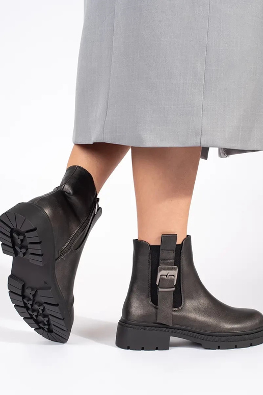 Dunkelbraune Schuhe mit Schnallen