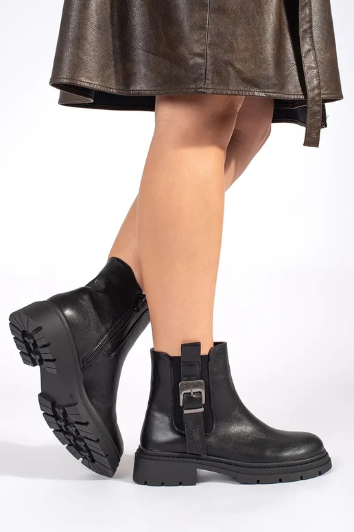 Schwarze Schuhe mit Schnallen