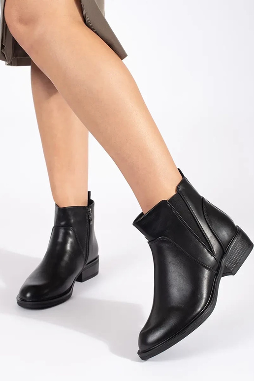 Damenstiefel mit niedrigem Absatz in... Damenstiefel mit niedrigem Absatz in...