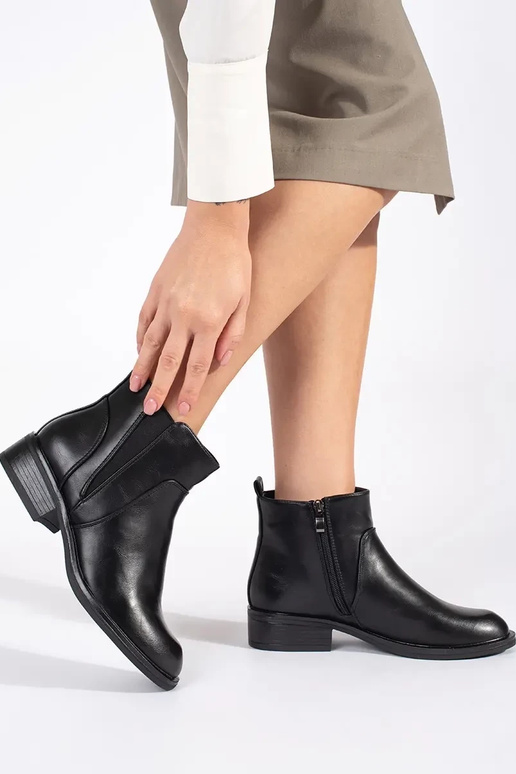 Damenstiefel mit niedrigem Absatz in... Damenstiefel mit niedrigem Absatz in...