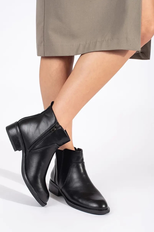 Damenstiefel mit niedrigem Absatz in... Damenstiefel mit niedrigem Absatz in...