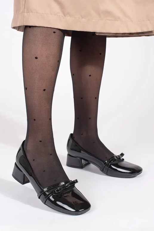 schZuarze Farbe lackiert High Heels...