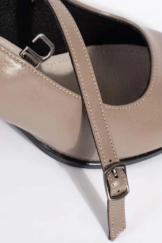 Hochhackige Schuhe an der Ferse Beige