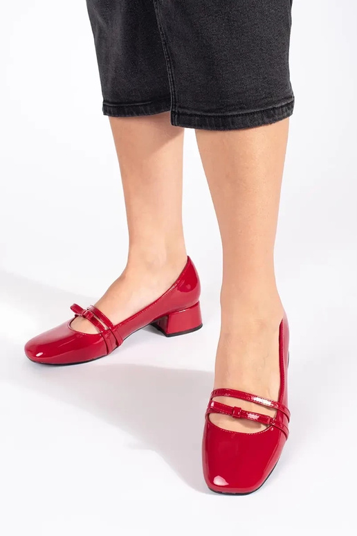 rote Farbe lackiert High Heels auf...
