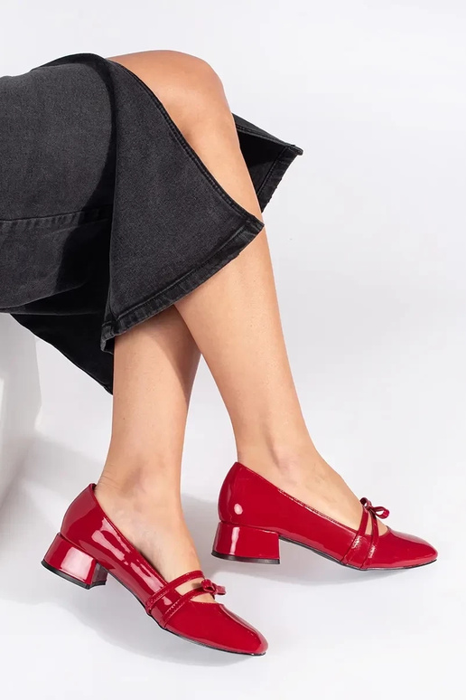 rote Farbe lackiert High Heels auf...