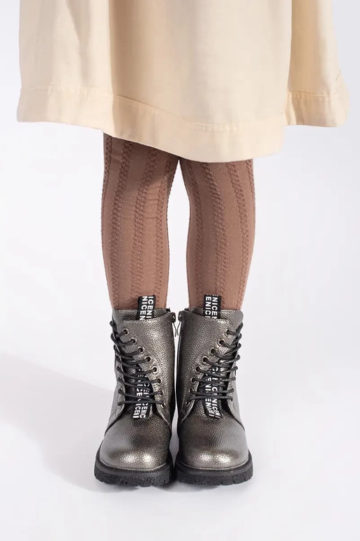 Kindisch isolieren geschnürt Schuhe...