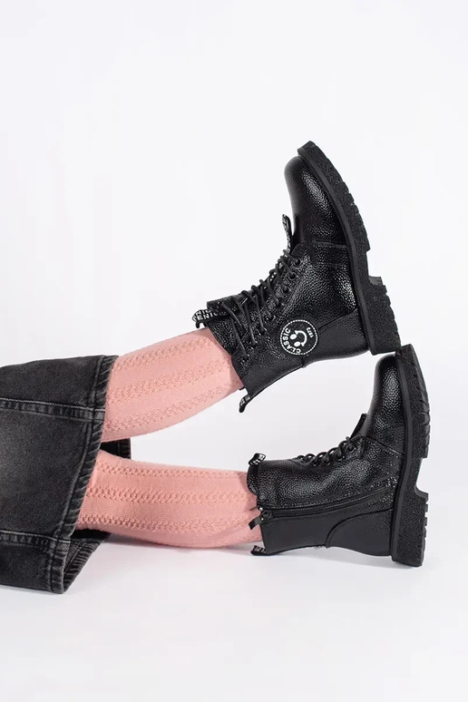 schZuarze Farbe geschnürt Schuhe...