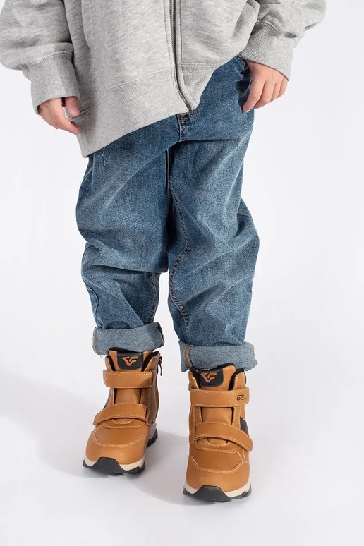 sich Zuarm laufen jungenhaft...