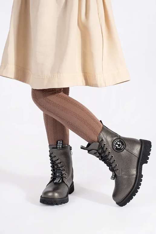 Kindisch isolieren geschnürt Schuhe...