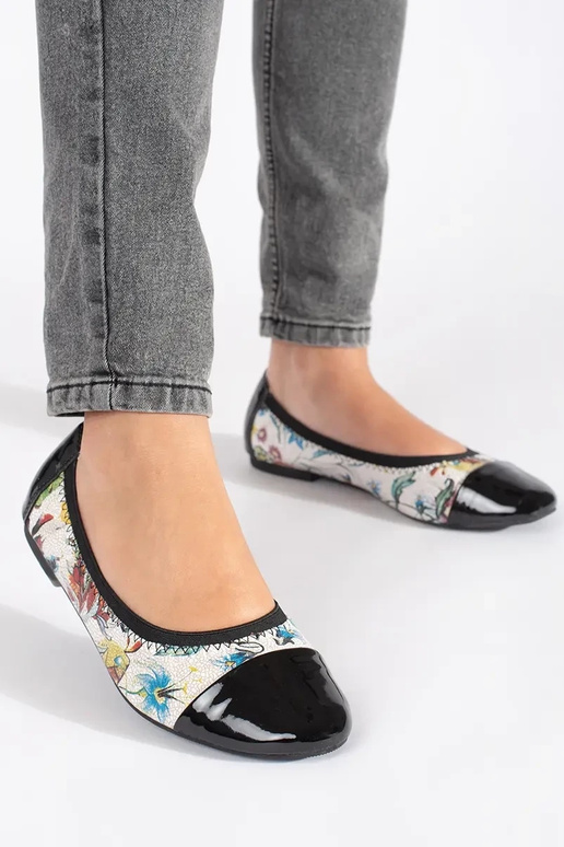 Ballerinas in Lackoptik mit Spitzen Ballerinas in Lackoptik mit Spitzen