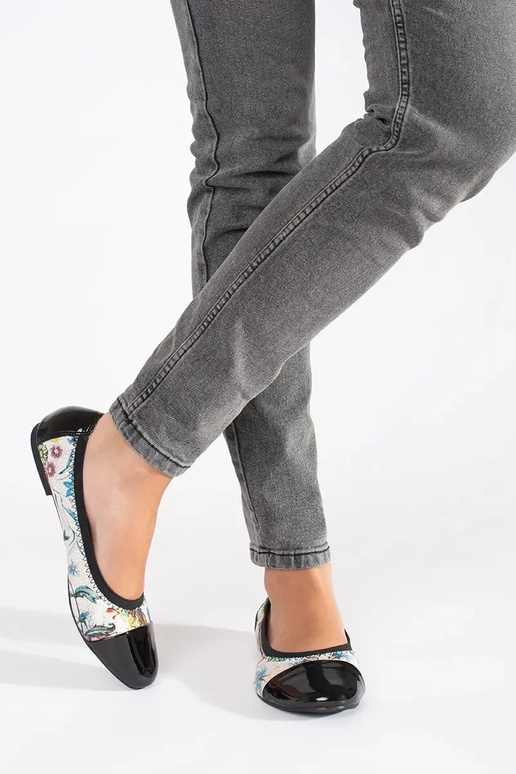 Ballerinas in Lackoptik mit Spitzen Ballerinas in Lackoptik mit Spitzen