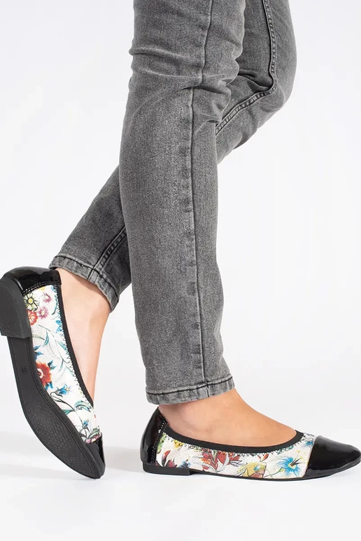 Ballerinas in Lackoptik mit Spitzen Ballerinas in Lackoptik mit Spitzen