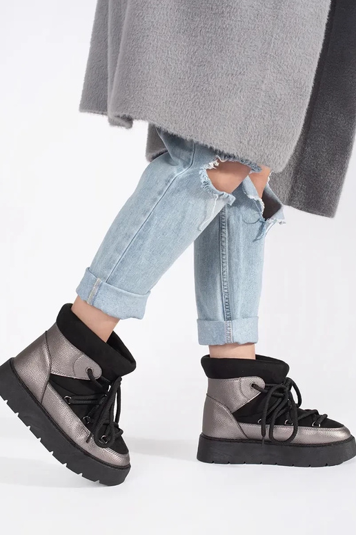 SchZuarz und-Silber geschnürt...