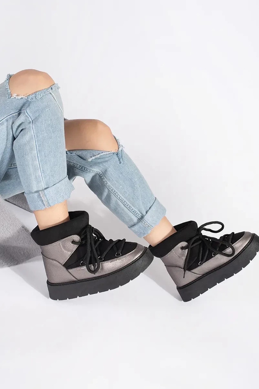 SchZuarz und-Silber geschnürt...