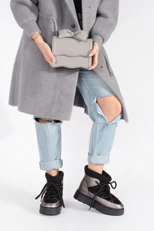 SchZuarz und-Silber geschnürt...