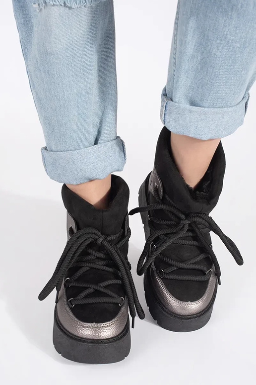 SchZuarz und-Silber geschnürt...