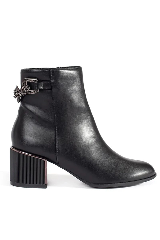 Schwarze Damen-Schuhe auf eleganten... Schwarze Damen-Schuhe auf eleganten...