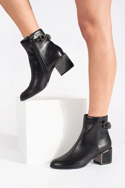 Schwarze Damen-Schuhe auf eleganten... Schwarze Damen-Schuhe auf eleganten...